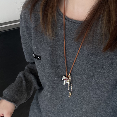 松弛感银色小马吊坠流苏皮绳项链女秋冬复古麂皮链长款毛衣链配饰