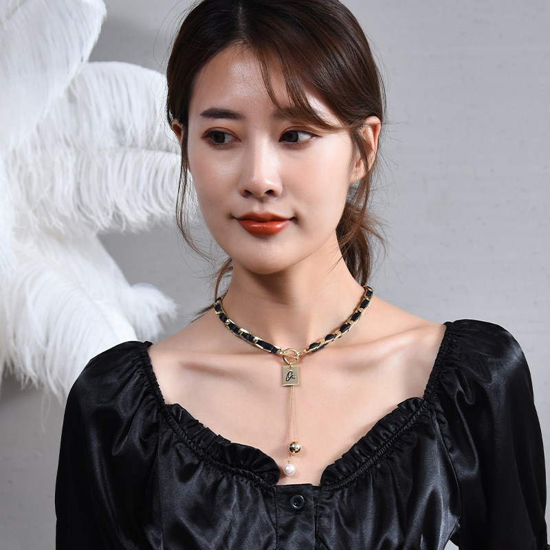 欧美ins钛钢项链轻奢小众设y计吊坠冷淡风金色皮质拼接锁骨链