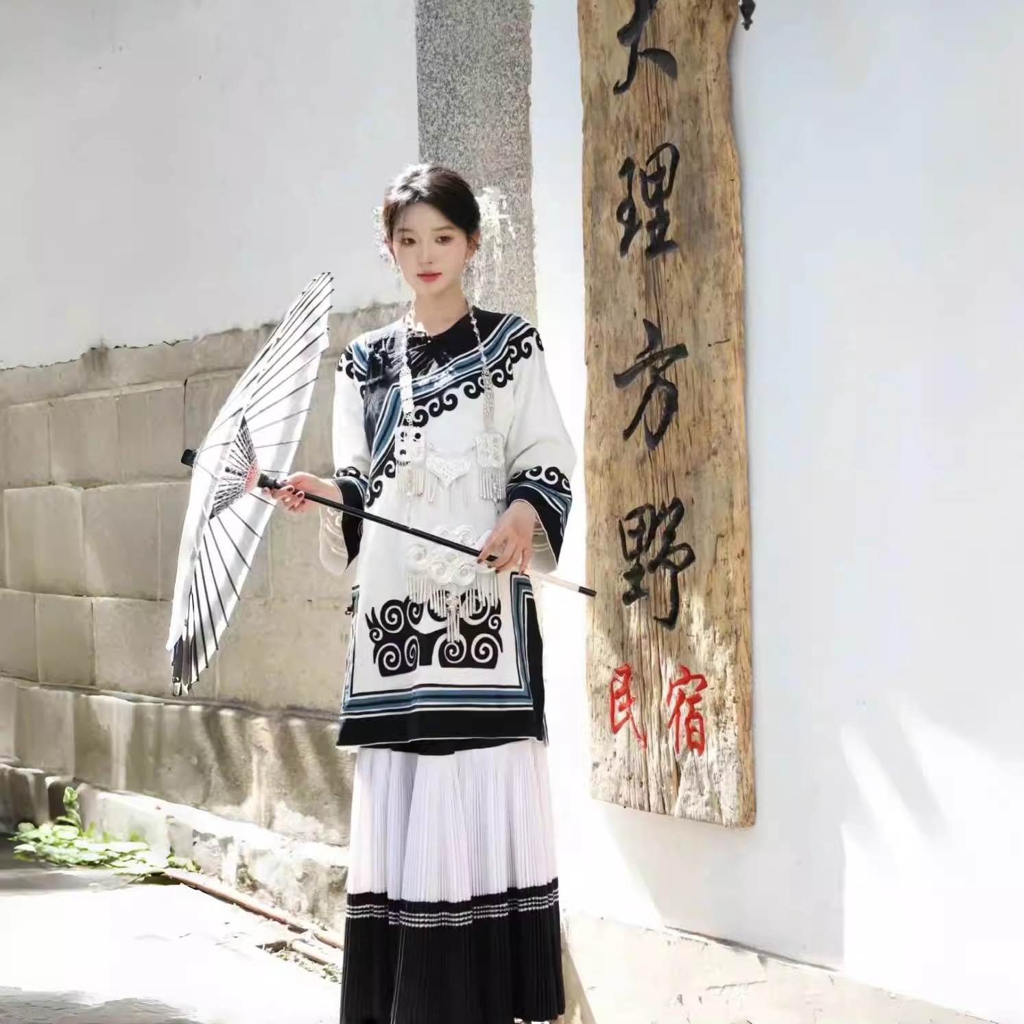 苗疆少女黑色彝族民族风云南少数民族服装女写真拍照影楼摄影服饰