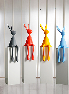 现代卡通彩色坐姿兔子雕塑摆件儿童房酒店吧台会所售楼处桌面装饰