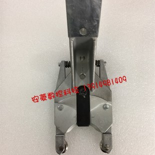 台湾原装钻孔攻牙机BT30刀爪圣杰刀夹伞形斜盘夹臂式刀库刀架卡套