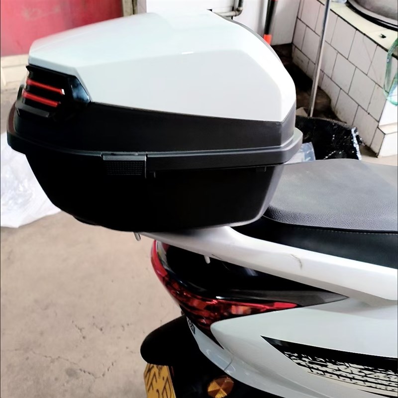 适用铃木悦星100尾箱胜歌110弯梁后备箱加厚大号储物工具箱