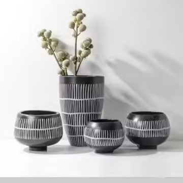 现代创意条纹陶瓷花瓶摆件样板间民宿售楼部桌面客厅花器软装饰品