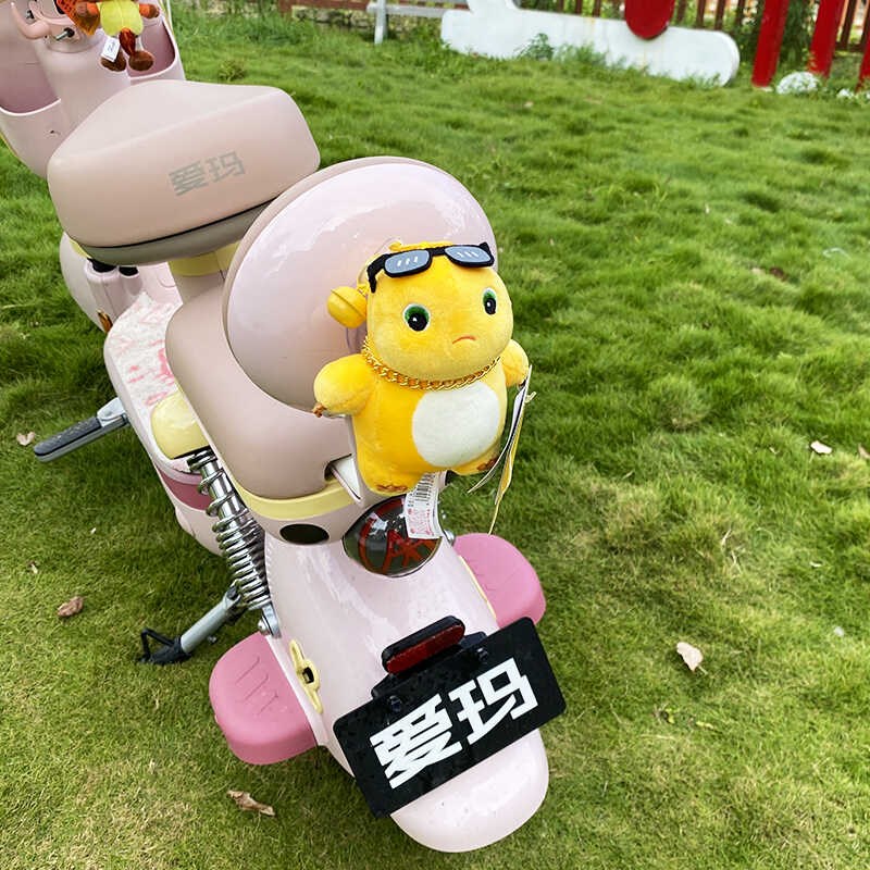 卡通创意大佬奶龙电动车装饰小配件可爱车尾挂件摩托车配饰可拆卸