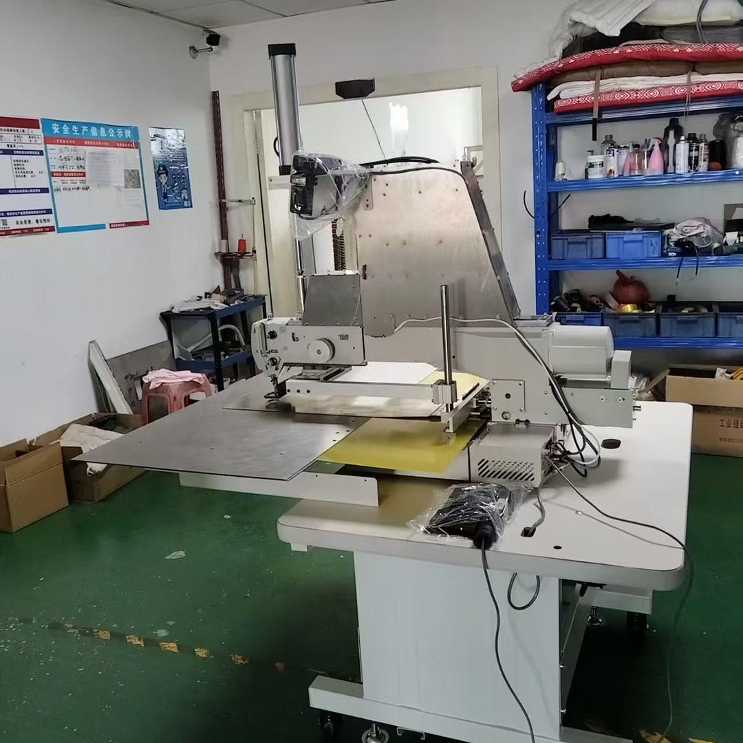 抱枕机 抱枕座垫圆孔花样电脑花样套结机 电脑抱枕缝纫机