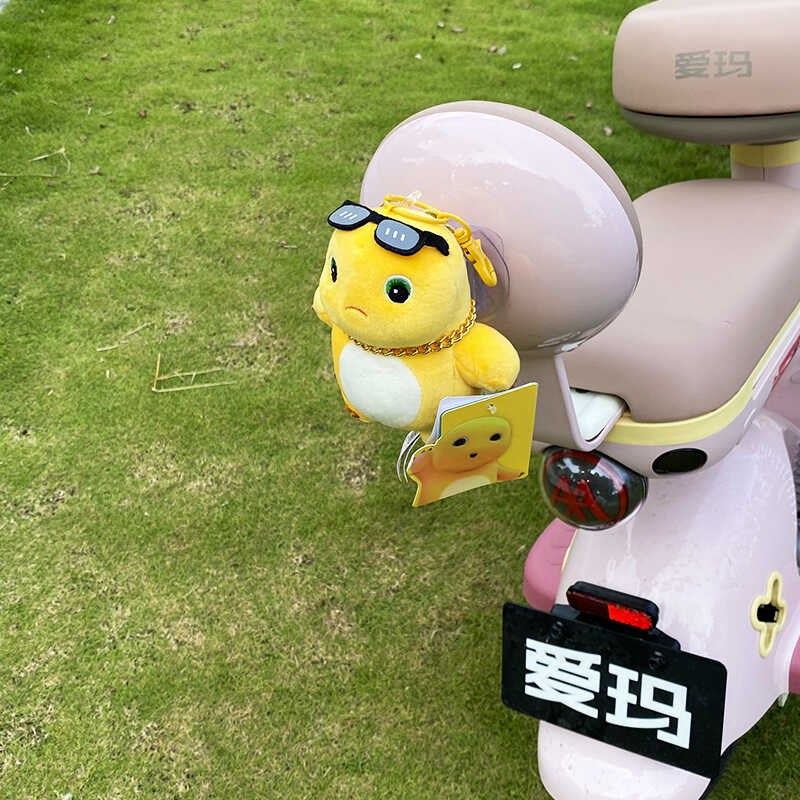 卡通创意大佬奶龙电动q车装饰小配件可爱车尾挂件摩托车配饰可拆