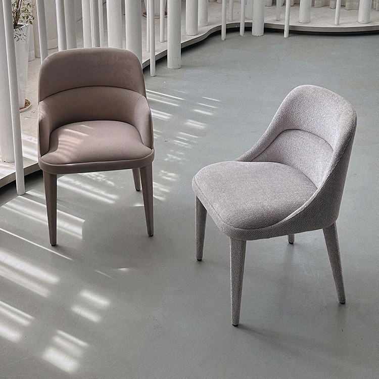 意式轻奢餐椅极简家用高级感布艺北欧实木酒店洽谈带扶手舒适餐椅