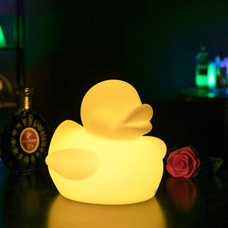 led发光鸭子七彩泳池浮水鸭子灯防水遥控充电小夜灯滚塑装饰灯