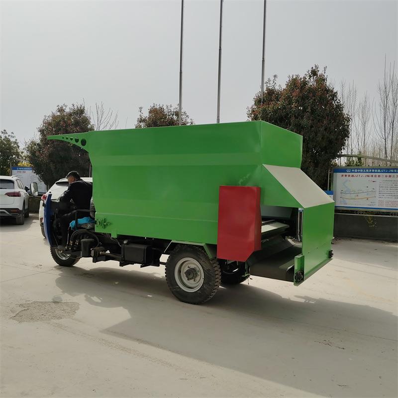 5立方养殖牛羊投喂车行走式三轮撒料车青贮草料电动撒草车