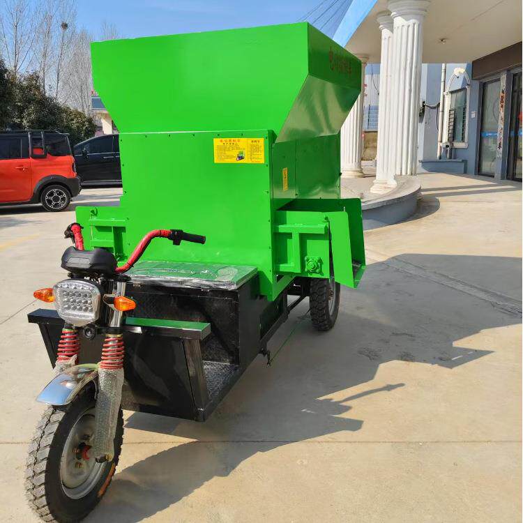 青储草料喂牛抛撒车3立方电动撒料车牛羊饲喂自动上料机