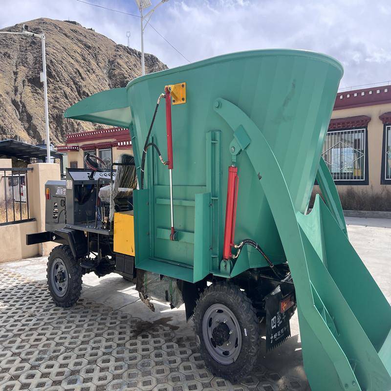四轮车载搅拌撒料一体机牧场拌料抛料车自走立式tmr饲料制备机