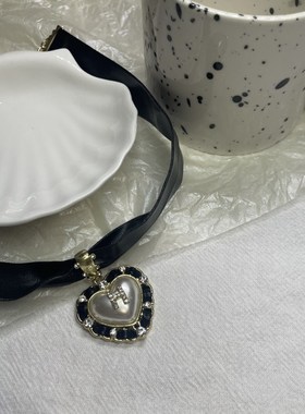 小众复古黑色珍珠爱心皮质项链G新款字母颈链女士锁骨链
