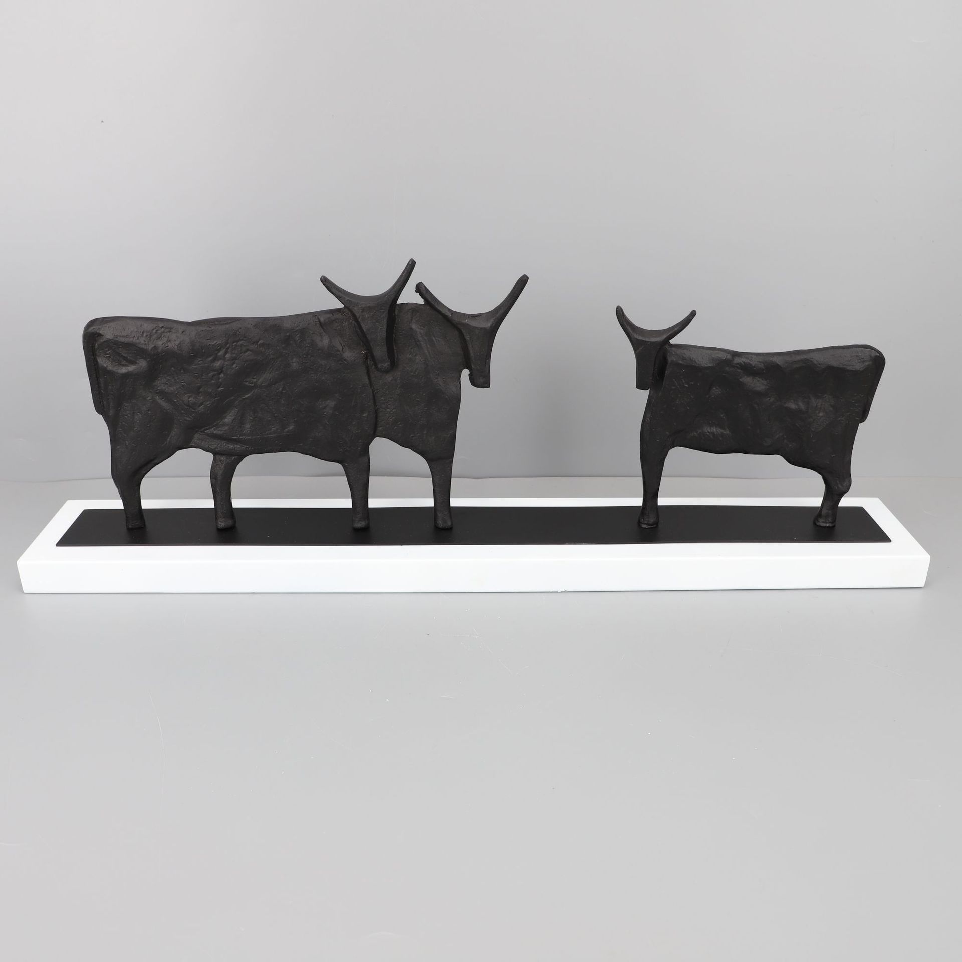 欧式黑色铸铁牛摆件样板房售楼部卧室书房客厅电视柜桌面软装饰品