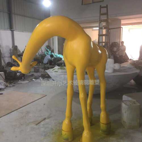 户外抽象几何长颈鹿摆件玻璃钢动物雕塑商场售楼部地产大型装饰鹿