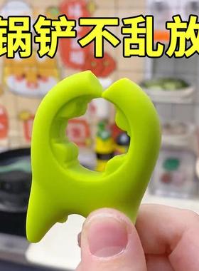 很多锅的把手都适合锅铲往上一放就完事