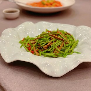 农家乐炒菜后厨餐具异形不规则盘子陶瓷白瓷褶皱盘特色浅盘热菜盘