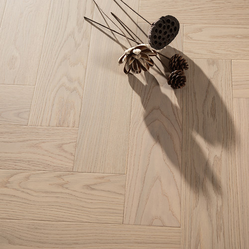 蓝琪佳尔实木芯三层肤感漆黑胡桃橡木人字拼锁扣地暖可用环保地板