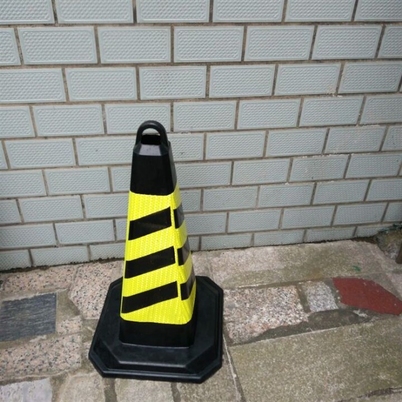 [厂价直销] 70cm 禁止停车字样橡胶黑色大方锥 提环路标施工路障
