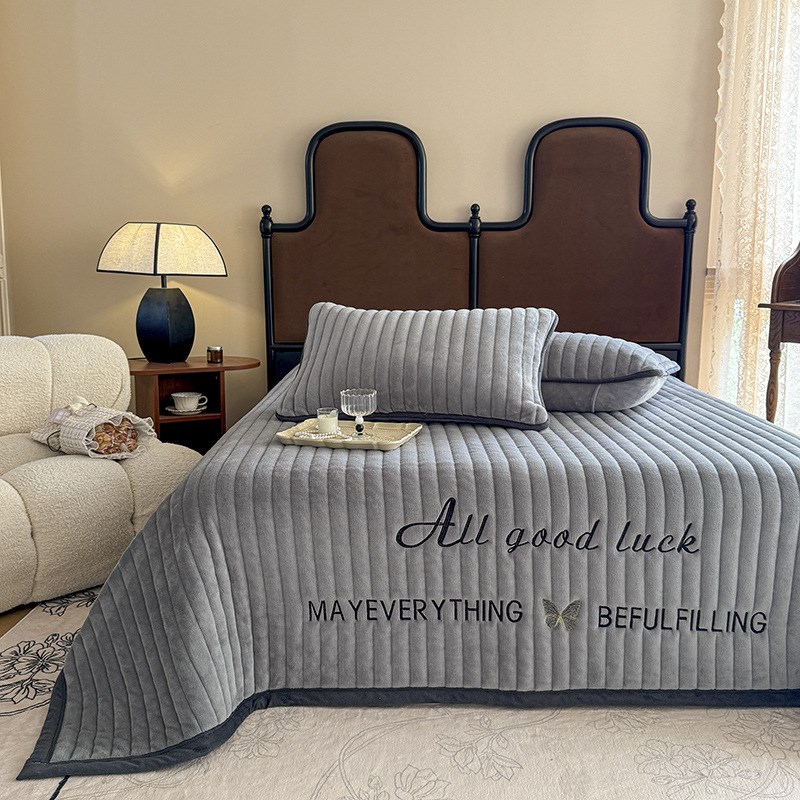 a类母婴级绣花牛奶绒夹棉u床盖加绒厚床罩三件套冬季防滑炕单床单