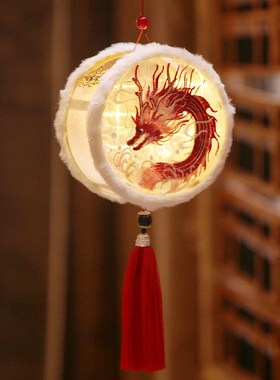 2024甲辰龙年毛绒圆形t共灯笼龙角刺绣吉祥红龙头手提发光花灯成