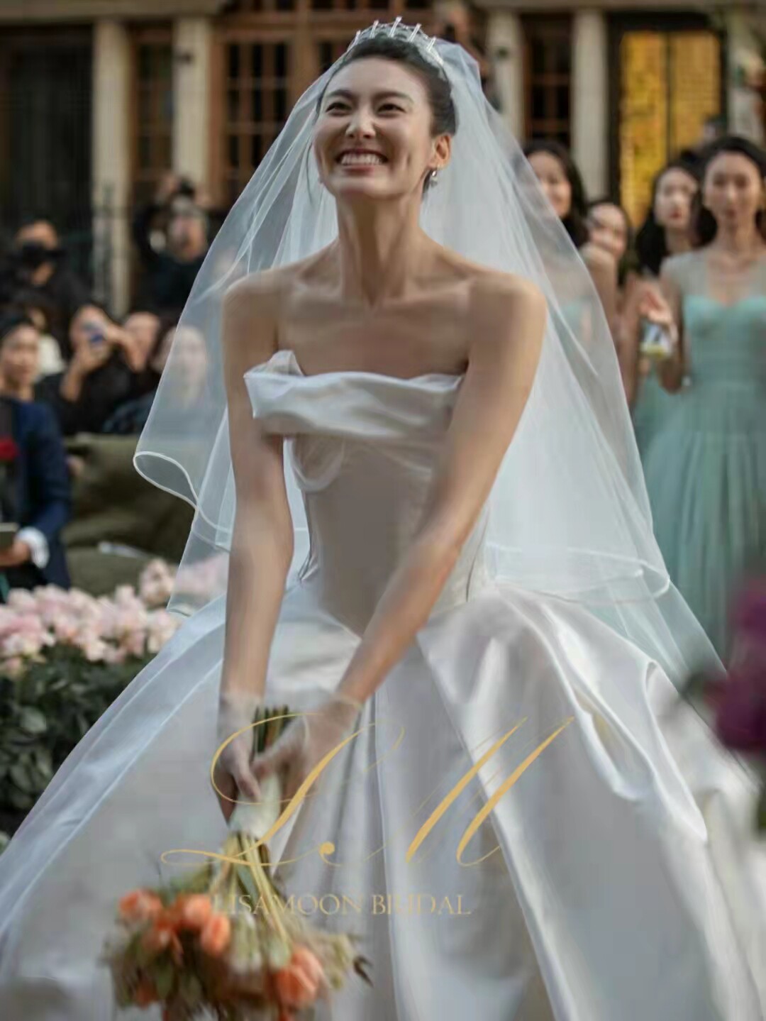 北京实体店定制国际超模王诗晴同款复古优雅绸缎面抹胸婚纱