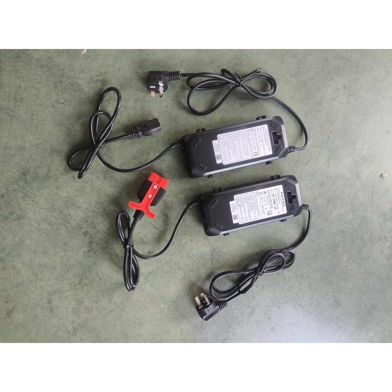 中力叉车DB4 和F4锂电池电动搬运车充电机器