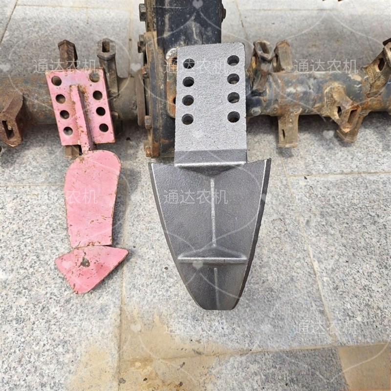 旋耕机中间犁不沾泥犁体开沟中间犁高强度耐磨加宽加厚铸造中间犁