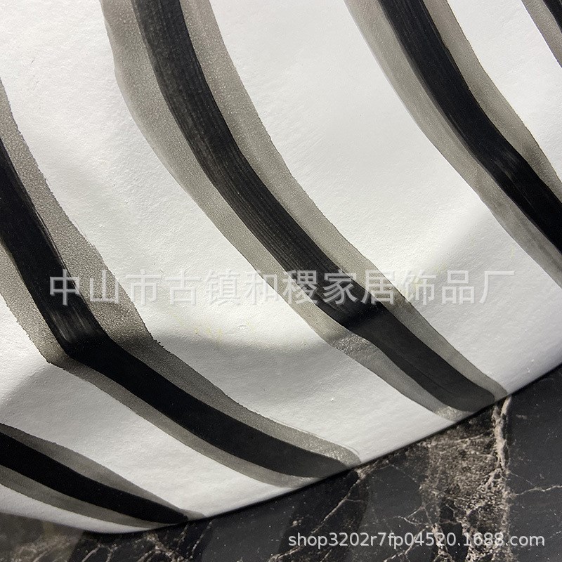 现代简约软装设计样板房斜纹花瓶摆件桌面台摆件装饰黑白条纹摆设