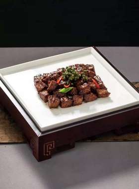 中式竹木底座配白色陶瓷正方形冷凉炒菜盘子饭店组合酒店餐具