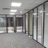 办公室矿棉天花板防掉落 工程吊顶隔音矿棉吸音板价格可配龙骨