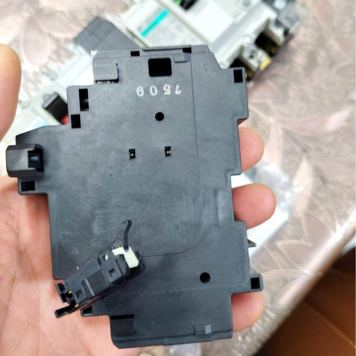 富士漏电断富士路器脱E扣器 匹配 W32 EW500置 EW63 EW10 外脱扣