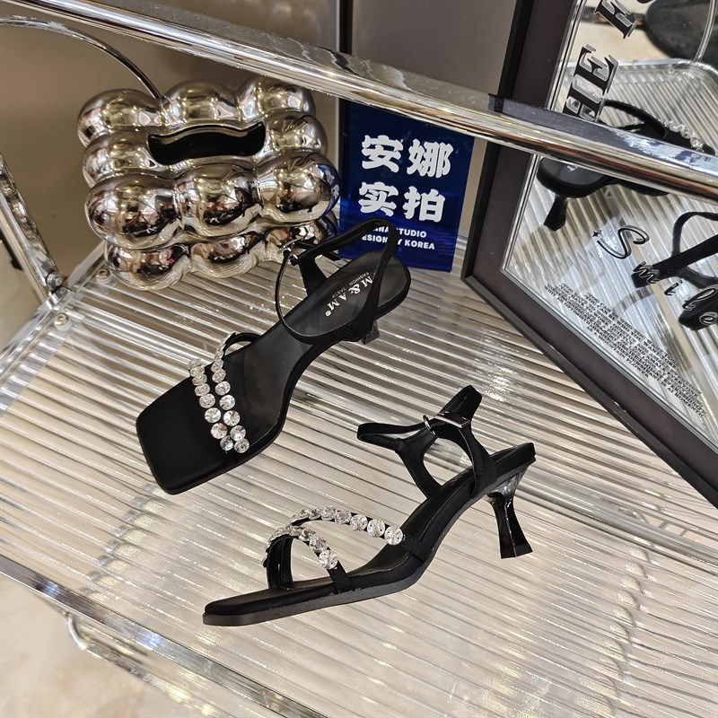 撤柜2025夏季新款7cm高跟鞋女粗跟百搭方头Q露趾一字扣带水钻凉鞋
