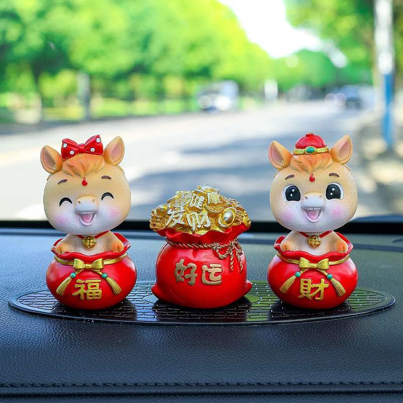 S8H创意汽车摆件网红摇头平安幸运生肖马汽车用品可爱公仔中控台