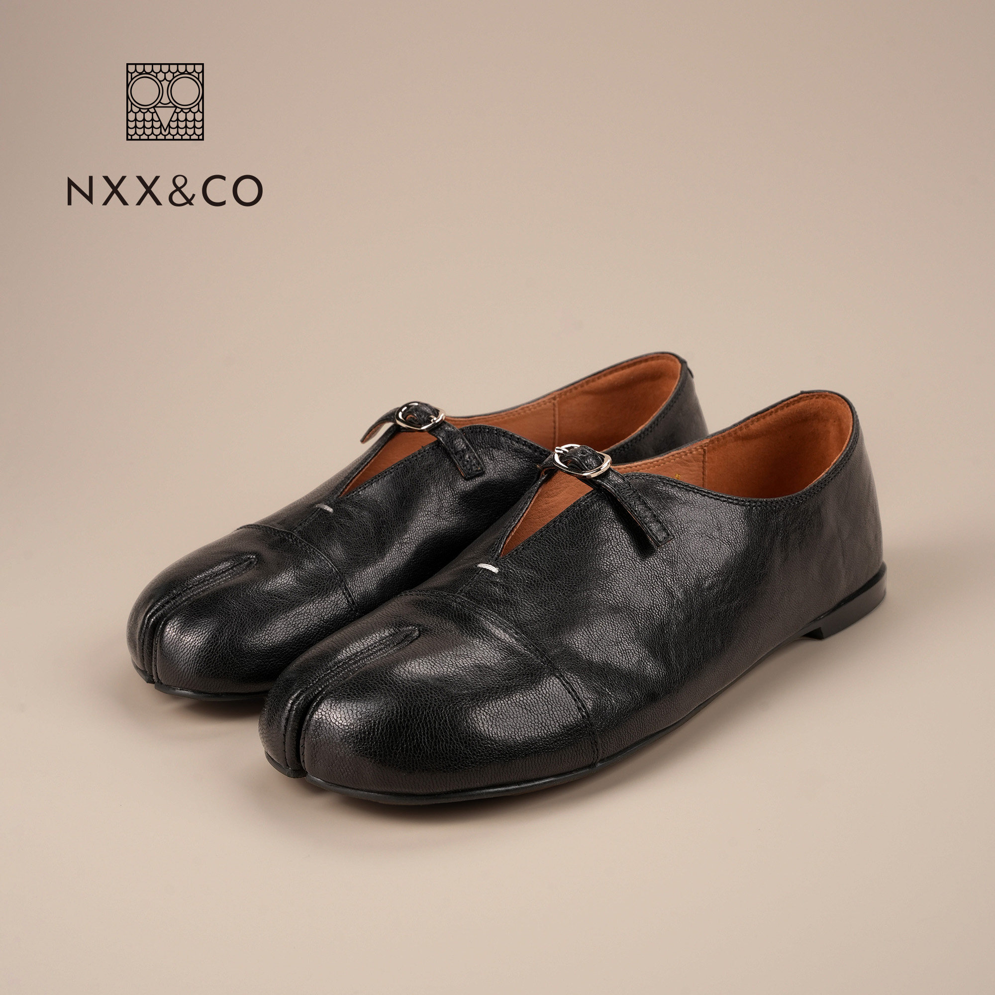 NXX&CO2026年秋季新款极简风分趾黑色真皮平底百搭舒适分趾鞋