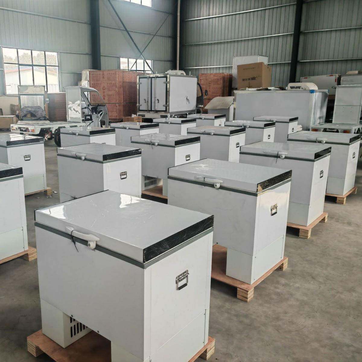 可放在两轮摩托车电动车后面的128L便携式迷你小冰箱