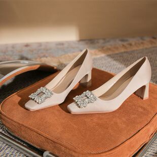 简约女鞋 经典 女2023时尚 绸缎面水钻方头粗跟高跟鞋 7605