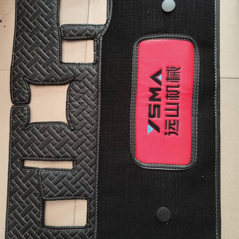远山新源65/75胶轮式挖掘机 驾驶E室脚垫皮革地毯高档耐脏防滑踏