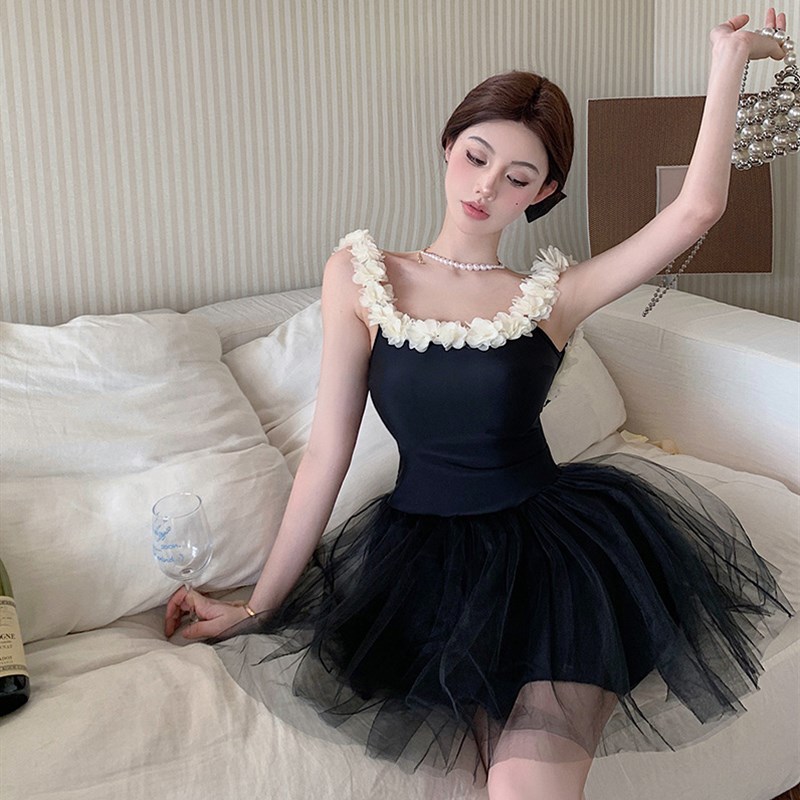 2025年日韩新款女士连体裙式网纱蓬松小胸聚拢沙滩显瘦度假游泳衣
