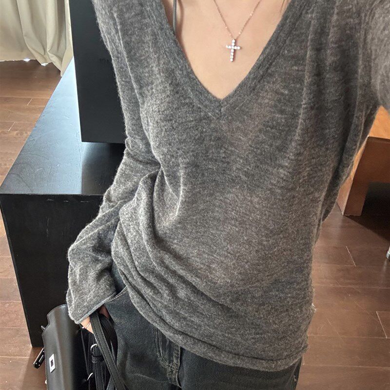 松弛感灰色v领针织衫女秋冬老钱风大领口修身内搭打底罩衫上衣薄