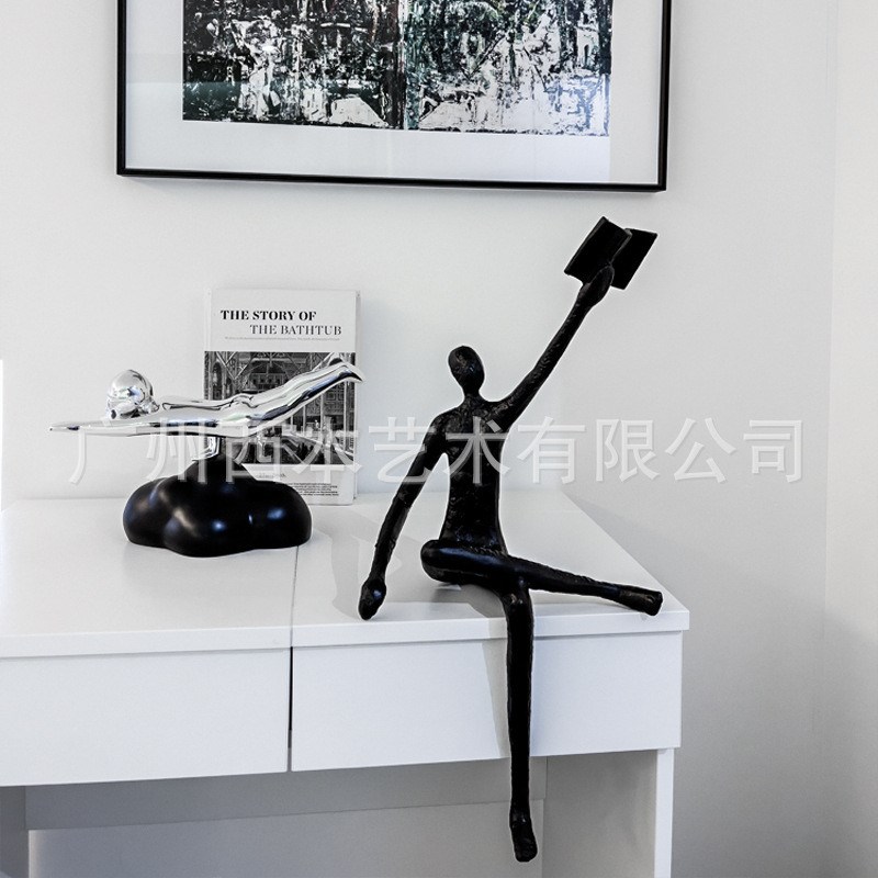 现代简约黑色抽象人物雕塑摆件样板房售楼部金属看书人家居装饰品