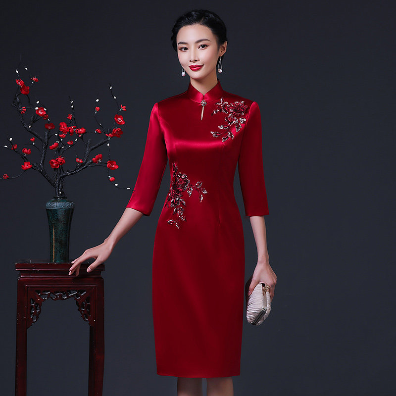 2025新款婚礼妈妈礼服喜婆婆婚宴改良旗袍简约短款醋酸缎优雅礼服