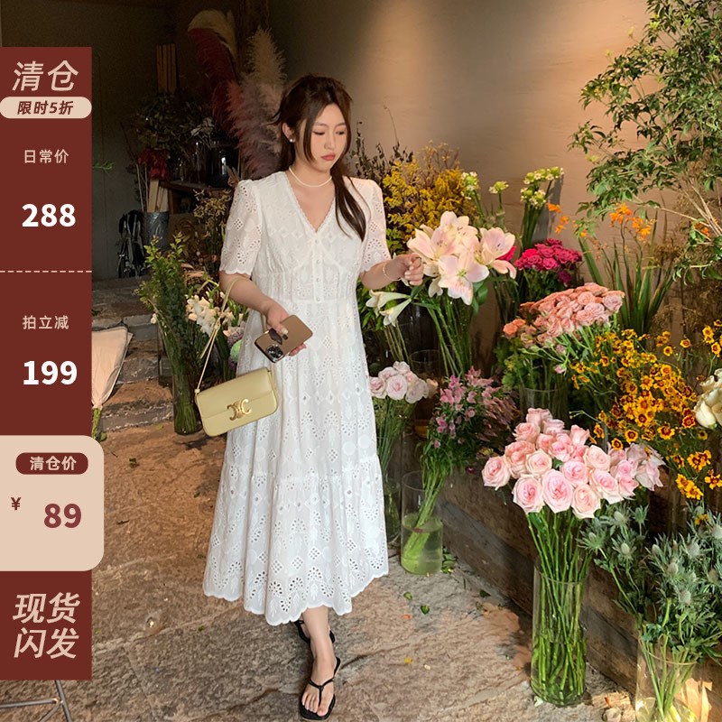 NAZ那子大码2024夏装新款法式显瘦泡泡袖蕾丝刺绣胖妹妹V领连衣裙