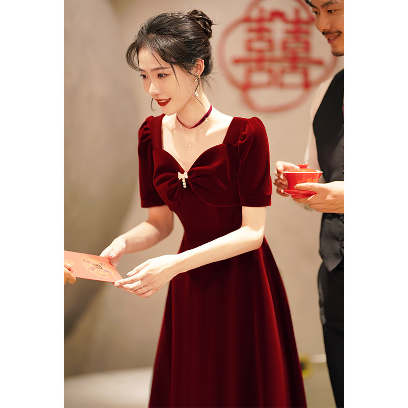 敬酒服新娘酒红色2023新款平时可穿丝绒长款订婚连衣裙春夏回门裙