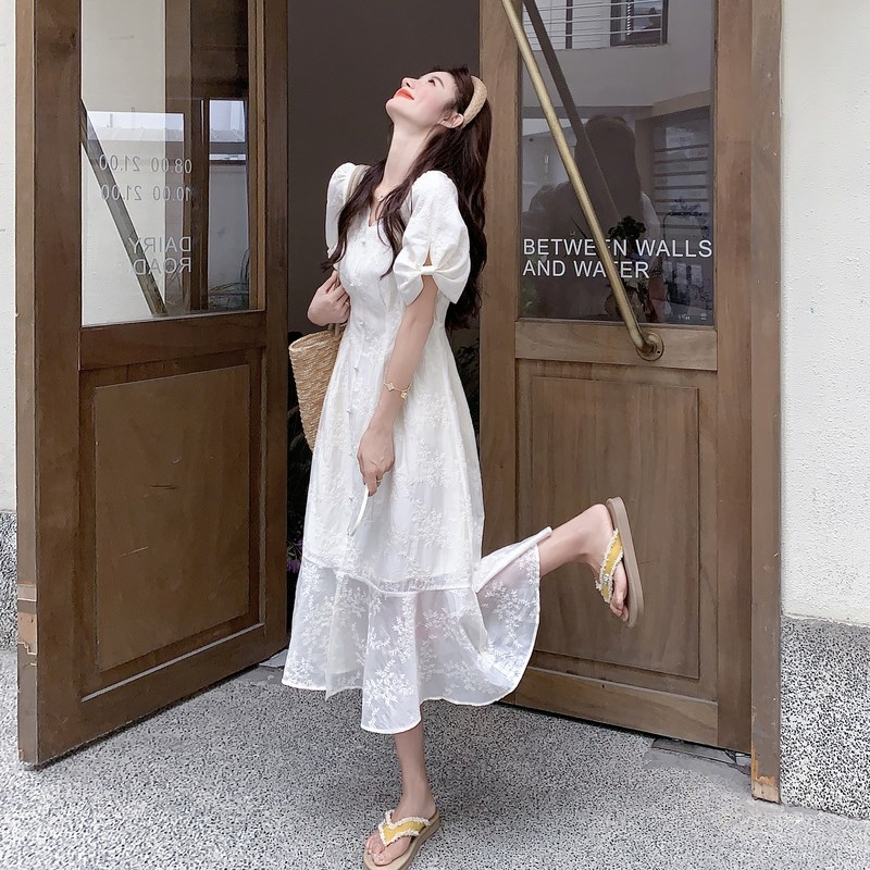 白月光法式刺绣连衣裙女夏2025新款温柔风绝美泡泡袖鱼尾裙泡泡袖