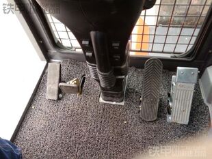 新源挖机脚垫6575通用防脏保护脚垫轮挖好清理小挖机踩脚垫装饰件