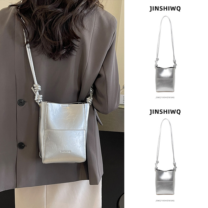 夏季手机包迷你斜挎包包女2024新款夏天高级感银色放手机的小挎包