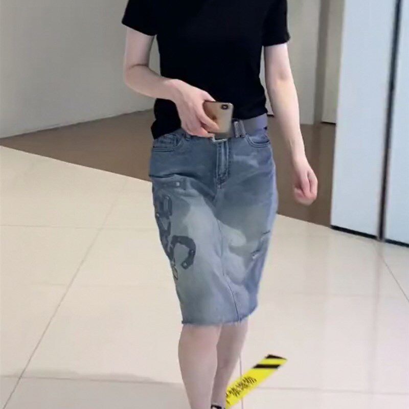 设计感后开叉半身裙女2024夏季新款字母钉珠牛仔裙高腰中长包臀裙