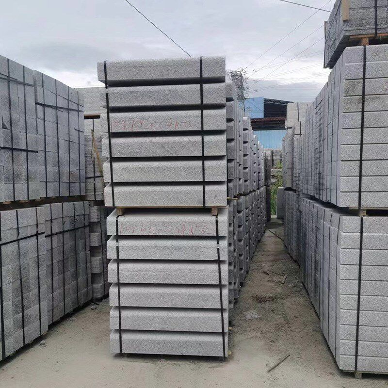 芝麻白灰黑花岗岩路牙路边侧w平石广场树围火烧板石材黄锈石路沿