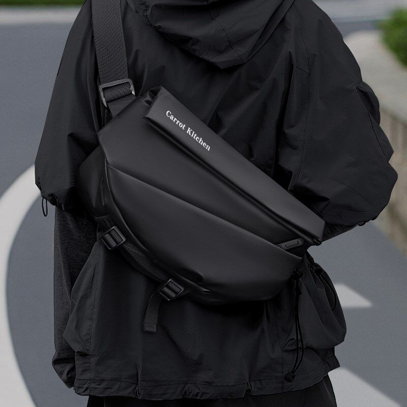 男生大容量旅行时尚单肩包男士运动通勤包2024新款骑行斜挎包男款