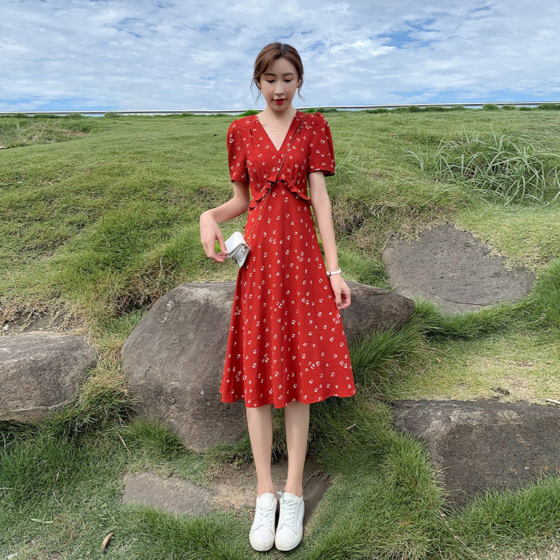 法式红色茶歇雪纺碎花连衣裙子女新款2023年显瘦气质v领小个子夏